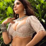Sakshi Agarwal Instagram - “Dripping in glam, living my own fairytale. 💫✨ #GlamorousLife #OwnYourSparkle” . Hmua: @murugeshmakeup_hair @shalini_hairartist Location: @crowneplazachn Designer: @dvasabyabhi Jewellery : @challani_jewellery Pic: @prachuprashanth Crowne Plaza Chennai Adyar Park