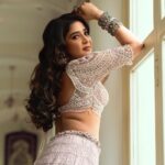 Sakshi Agarwal Instagram - “Dripping in glam, living my own fairytale. 💫✨ #GlamorousLife #OwnYourSparkle” . Hmua: @murugeshmakeup_hair @shalini_hairartist Location: @crowneplazachn Designer: @dvasabyabhi Jewellery : @challani_jewellery Pic: @prachuprashanth Crowne Plaza Chennai Adyar Park