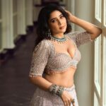 Sakshi Agarwal Instagram - ✨✨✨ . Hmua: @murugeshmakeup_hair @shalini_hairartist Location: @crowneplazachn Designer: @dvasabyabhi Jewellery : @challani_jewellery Pic: @prachuprashanth Crowne Plaza Chennai Adyar Park