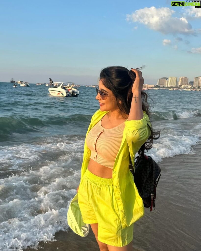 Sakshi Agarwal Instagram - Chasing the sun-kissed glow in vibrant Pattaya. ☀️ #PattayaAdventures . #pattaya #pattayathailand #holidays Renaissance Pattaya Resort & Spa