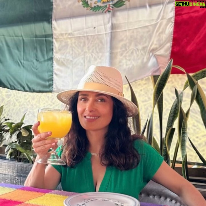 Salma Hayek Pinault Instagram - 🇲🇽🇲🇽🇲🇽 Feliz Dia de la Independencia! 💚🤍♥️#VivaMexico! Happy Independence Day to #Mexico!