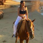 Salma Hayek Pinault Instagram - Chasing sunsets 🌅 #vivamexico Persiguiendo atardeceres 🌅