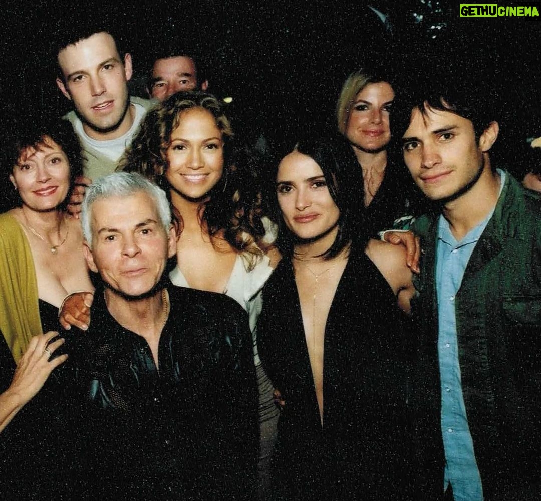 Salma Hayek Pinault Instagram - Happy birthday @jlo!🎂💐🥳Last night, out of the blue, I found this picture. I guess it meant I had to share it on your special day. It made me think back to a time when they said we wouldn’t make it. Then they said we wouldn’t last 😂😂😂. Keep shining chica and keep enjoying every second of it! ¡Feliz cumpleaños @jlo! 🎂💐🥳 Anoche, de la nada, encontré esta foto. Supongo que significaba que tenía que compartirla en tu día especial. Me hizo recordar aquellos tiempos en los que decían que no lo lograríamos. Luego dijeron que no duraríamos 😂😂😂. ¡Sigue brillando, chica, y disfruta cada segundo de ello! 📸: Ed Limato, Ben Affleck, @susansarandon @gaelgarciab
