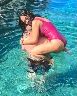 Salma Hayek Pinault Instagram - Enjoyed the great blessings of sun 🌞 water 💧 and love ❤️ #grateful 
Disfruté de las grandes bendiciones del sol 🌞 agua 💧 y amor ❤️ #agradecida