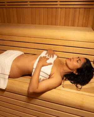 Salma Hayek Pinault Instagram - Embracing the healing power of the sauna and sweating out the stress this #WorldWellbeingWeek 🙏🏼 
Sintiendo el poder curativo de la sauna y expulsando el estrés en esta #WorldWellbeingWeek 🙏🏼