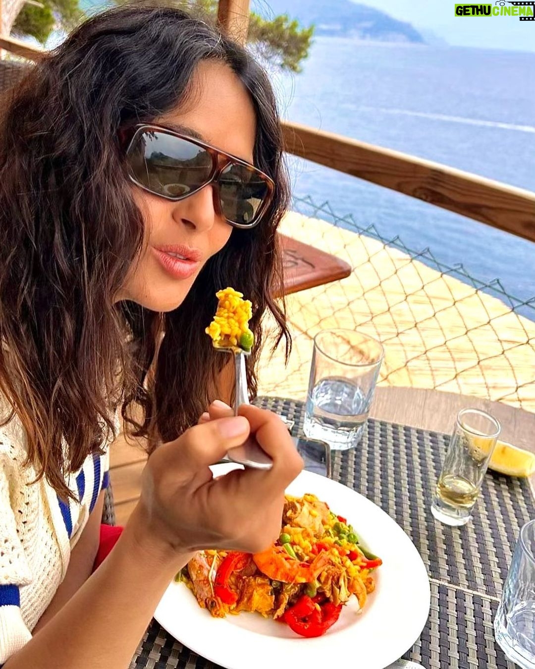 Salma Hayek Pinault Instagram - Que Viva España #sanjuan #paella #vivaespaña
