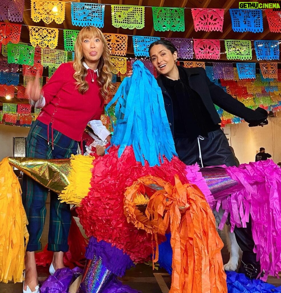 Salma Hayek Pinault Instagram - Thank you @zebrahappiness for supporting Mexican artists and artisans and loving our traditions. Mil gracias Mary Ta por apoyar a artistas y artesanos Mexicanos y por adorar nuestras tradiciones. #posada #piñata