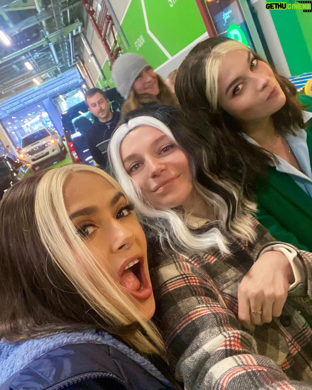 Salma Hayek Pinault Instagram - On a scale of one to Joan, how awful is your day going? Ours is great - #BlackMirror is the number 1 show on @netflix! đ Donât miss our episode âJoan is Awfulâ. P.s the fake Joan in the middle is @allypankiw the Director En una escala de uno a Joan, ÂżquĂ© tan horrible estĂĄ siendo tu dĂa? El nuestro es genial: ÂĄBlack Mirror es el programa nĂșmero 1 en @netflix! đ No te pierdas nuestro episodio 'Joan is Awful'. p.d. la falsa Joan del medio es @allypankiw la directora #JoanIsAwful