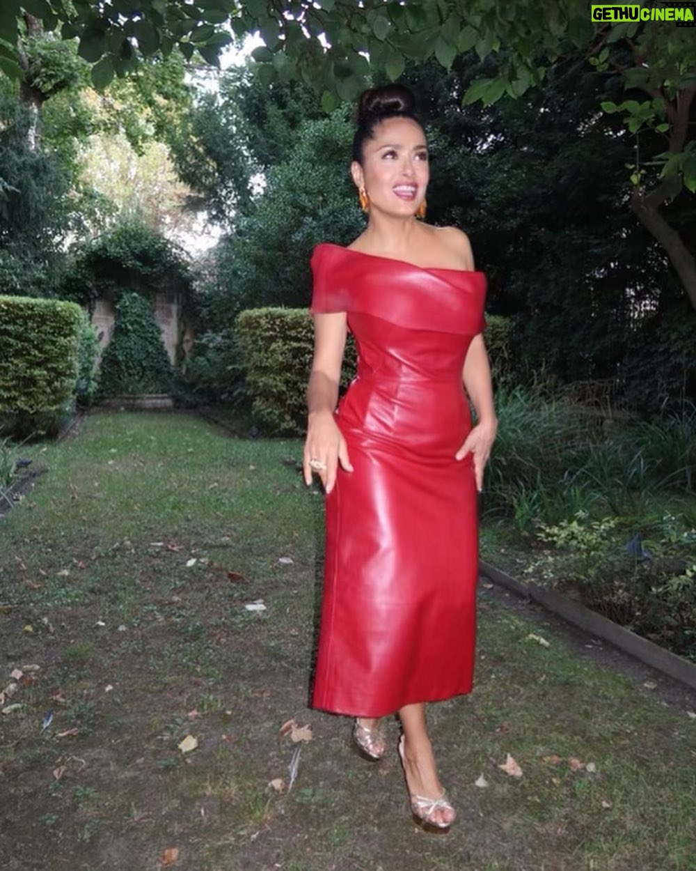 Salma Hayek Pinault Instagram - ♥️Paris- Kering 10th anniversary dinner @kering_official Make-up: @wendyrowe Hair: @naokawakamihair Stylist: @rebeccacorbinmurray Dress, bag & earrings: @alexandermcqueen Ring: @boucheron Shoes: @jenniferchamandi