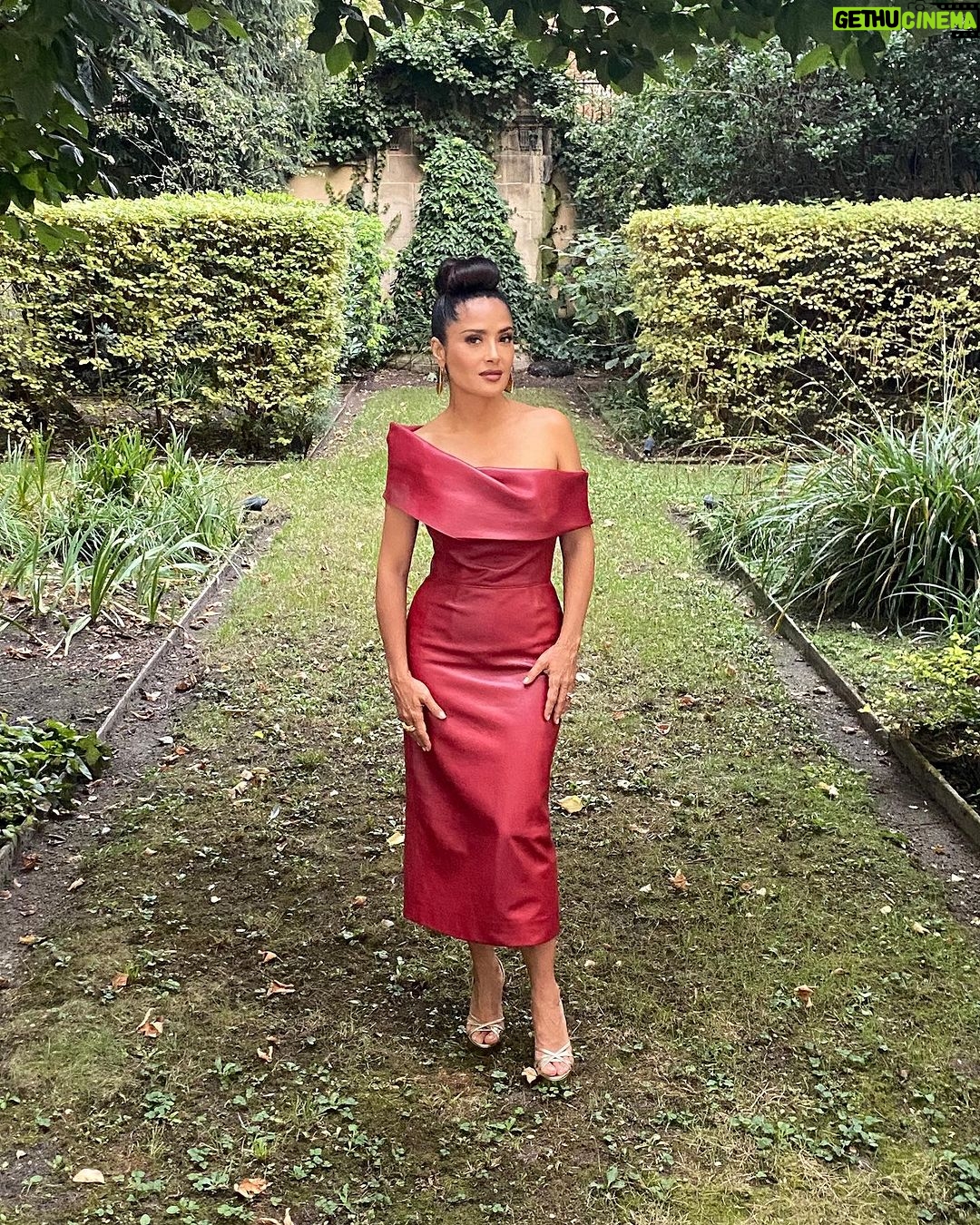 Salma Hayek Pinault Instagram - ♥️Paris- Kering 10th anniversary dinner @kering_official Make-up: @wendyrowe Hair: @naokawakamihair Stylist: @rebeccacorbinmurray Dress, bag & earrings: @alexandermcqueen Ring: @boucheron Shoes: @jenniferchamandi