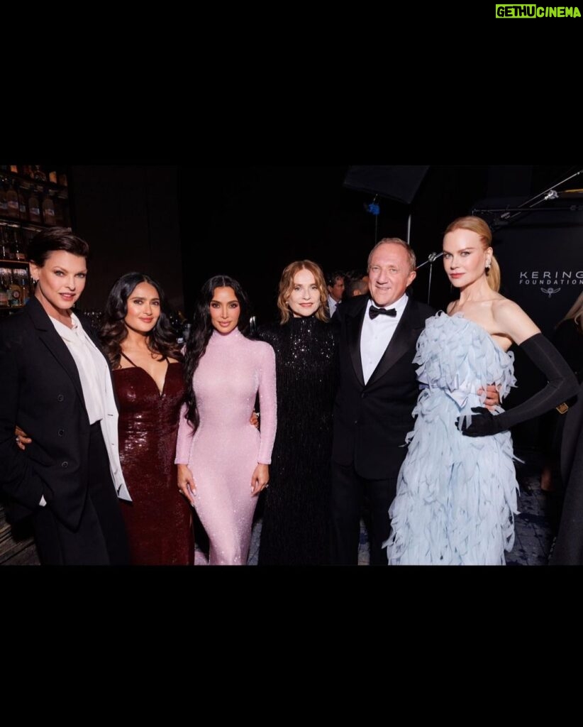 Salma Hayek Pinault Instagram - What a night! Thank you to everybody who came out to celebrate 15 years of the @keringfoundation and the second annual 'Caring for Women' dinner to benefit the Malala Fund, National Network to End Domestic Violence (NNEDV) and New York City Alliance Against Sexual Violence. I am so honored to work alongside this brilliant foundation to combat gender-based violence and continue the fight to protect vulnerable women and children all across the globe. ¡Qué noche! Gracias a todos los que asistieron a celebrar los 15 años de @keringfoundation y la segunda cena anual 'Caring for Women' en beneficio del Malala Fund, National Network to End Domestic Violence (NNEDV) and New York City Alliance Against Sexual Violence. Es un gran honor para mí trabajar junto a esta brillante fundación para combatir la violencia de género y continuar la lucha para proteger a las mujeres y los niños vulnerables en todo el mundo. Oprah, @malala, Zoë Kravitz, @channingtatum, @christianamusk, @nicolekidman, @lindaevangelista, @kimkardashian, @isabelle.huppert, @gayleking, @oliviawilde 📸: German Larkin @germanlarkin