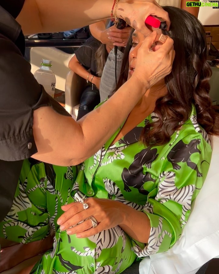 Salma Hayek Pinault Instagram - All set for Caring for Women dinner tonight in New York presented by @keringfoundation supporting a cause very close to my heart. ❤️ #CaringForWomen Todo lista para la cena Caring for Women esta noche en Nueva York, presentada por @keringfoundation, apoyando una causa muy cercana a mi corazón. ❤️ Dress: @gucci Makeup: @genevieveherr Hair: @jennifer_yepez Nails: @Leonobi_galvez Shoes: @jenniferchamandi Jewels: @boucheron Lymphatic massage: @Camilaperez.mt Facial: @joannavargas and @joannavargasnyc