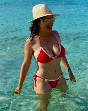 Salma Hayek Pinault Instagram - I’m so happy to be alive and so profoundly grateful for all the blessings!!!! 🎂My beloved family, my precious friends, my health, my work that keeps me going, my empowering team, my relationship with animals & nature, and the love of all my loyal fans. Happy 57th birthday to me!!! 🎉

Estoy tan feliz de estar viva y profundamente agradecida por todas las bendiciones. 🎂 Mi amada familia, mis apreciados amigos, mi salud, mi trabajo que me mantiene en marcha, mi equipo empoderador, mi relación con los animales y la naturaleza, y el amor de todos mis fieles seguidores. Feliz 57 cumpleaños para mí. 🎉