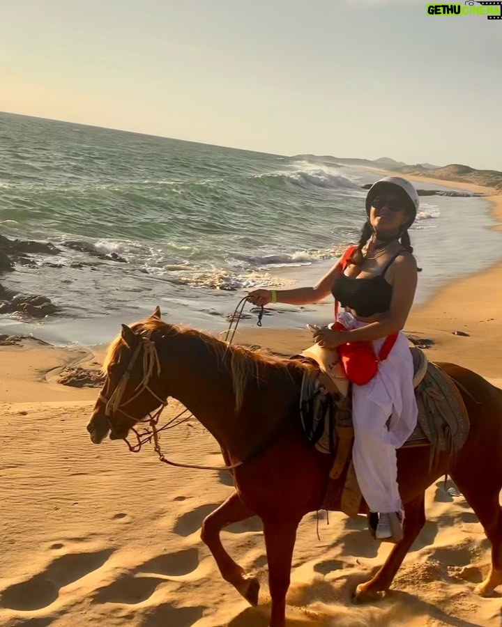 Salma Hayek Pinault Instagram - Chasing sunsets 🌅 #vivamexico Persiguiendo atardeceres 🌅