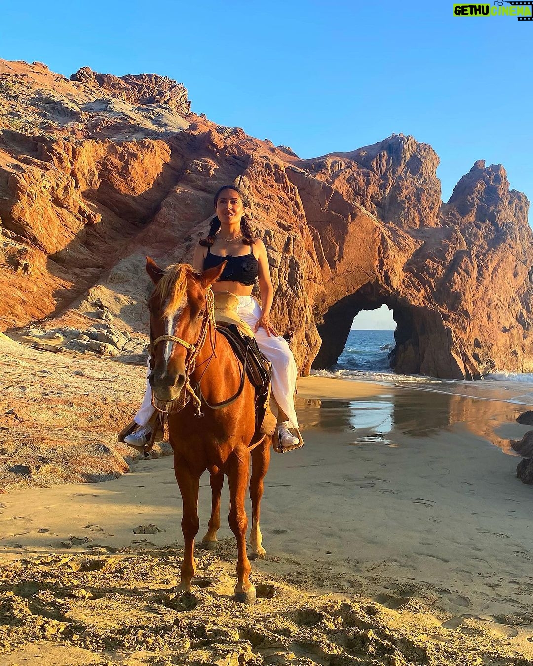 Salma Hayek Pinault Instagram - Chasing sunsets 🌅 #vivamexico Persiguiendo atardeceres 🌅