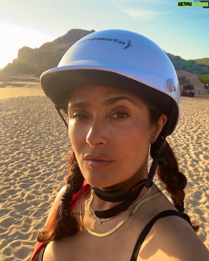 Salma Hayek Pinault Instagram - Chasing sunsets 🌅 #vivamexico Persiguiendo atardeceres 🌅