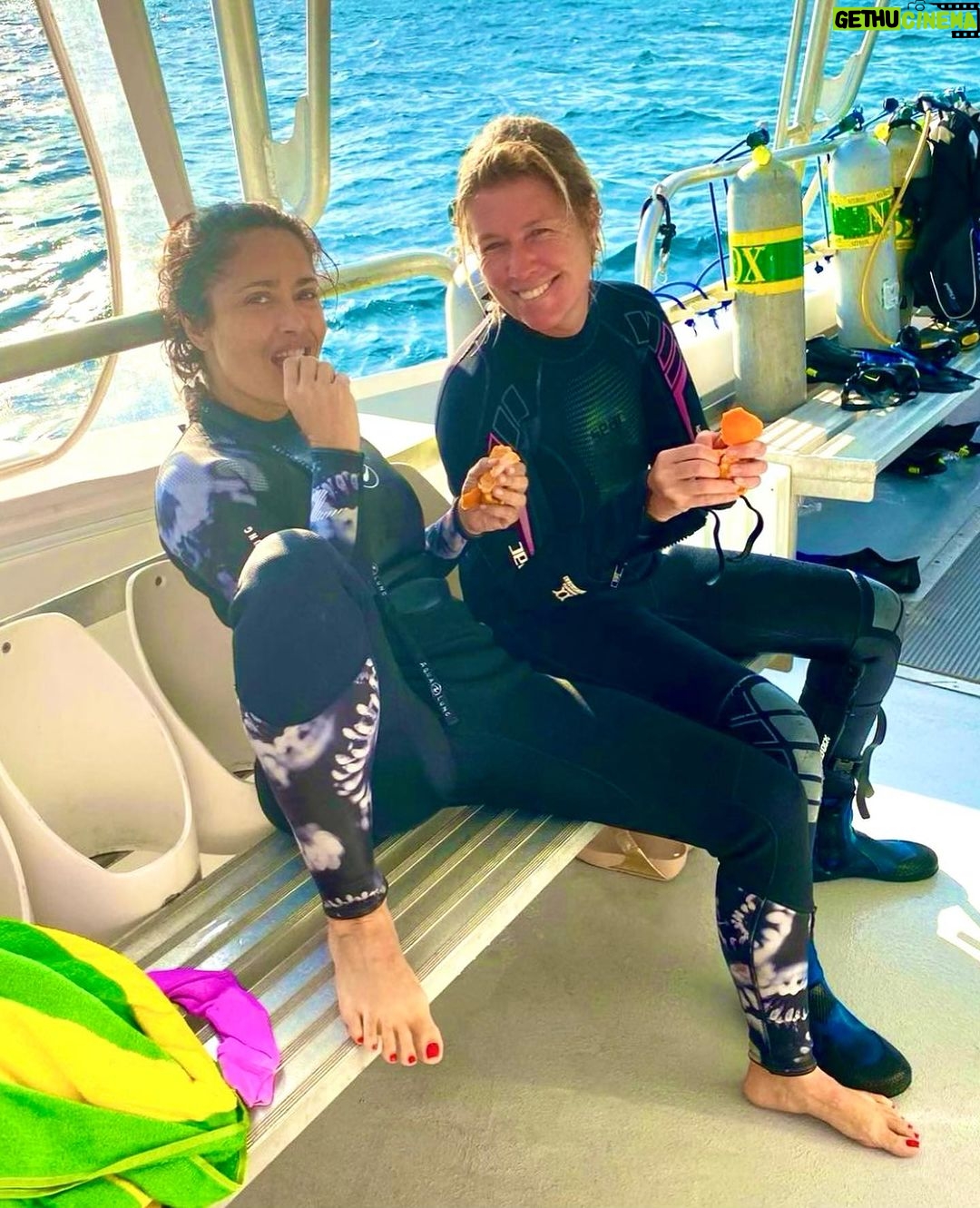 Salma Hayek Pinault Instagram - Hanging out with my favourite dive master @martina_scubadiving_instructor 🤿🍺 Pasando el rato con mi instructora de buceo favorita @martina_scubadiving_instructor 🤿🍺