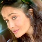 Salma Hayek Pinault Instagram - Here is a tip to cover your white hair without dyeing it ……………………………………………………………………………………………………………………………………………… don’t wear your glasses 👓 on your hair!!! 😜😹. Bring on the wisdom🦉. Aquí les va un consejo para cubrirse las canas sin teñirse el cabello……………………………quítense los lentes de la cabeza!!!😜😹 bienvenida la sabiduría🦉