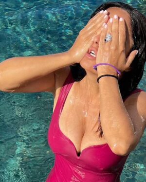 Salma Hayek Pinault Instagram - Enjoyed the great blessings of sun 🌞 water 💧 and love ❤️ #grateful 
Disfruté de las grandes bendiciones del sol 🌞 agua 💧 y amor ❤️ #agradecida