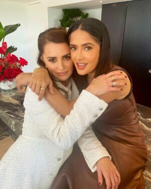 Salma Hayek Pinault Instagram - I’m so proud of you, my brilliant friend, for your outstanding performance in FERRARI. Your talent will never fail to amaze me. Here’s to you, my friend! 🥂
Estoy muy orgullosa de ti, mi brillante amiga, por tu destacada actuación en FERRARI. Tu talento nunca dejará de sorprenderme. ¡Brindemos por ti, amiga! 🥂 #PenelopeCruz
