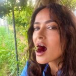 Salma Hayek Pinault Instagram - Grateful for these moments of connection with Mother Nature 🌾🍒Every bite tells a story of sun, soil, and water. 🍋 And yes, that lemon is as big as my head – nature’s own sense of humor! Agradecido por estos momentos de conexión con la Madre Naturaleza 🌾🍒 Cada bocado cuenta una historia de sol, tierra y agua. 🍋 Y sí, ese limón es tan grande como mi cabeza - ¡el propio sentido del humor de la naturaleza!