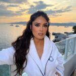 Salma Hayek Pinault Instagram - Sunset in #Cannes 🌅 Puesta de sol en Cannes 🌅 Make-up: @sofiatilbury Hair: @jennifer_yepez