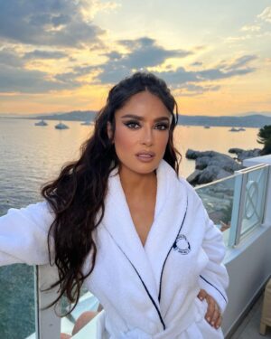 Salma Hayek Pinault Instagram - Sunset in #Cannes 🌅
Puesta de sol en Cannes 🌅

Make-up: @sofiatilbury 
Hair: @jennifer_yepez