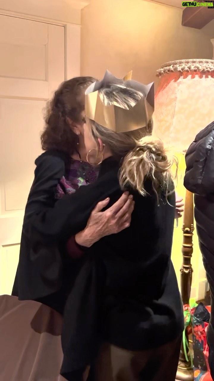 Salma Hayek Pinault Instagram - Que valiosos son los momentos de conexión con las madres, abuelas y las hijas e hijos Feliz día de las madre en todos los países que lo celebran hoy incluyendo a mis abuelitas que nos siguen dando amor desde el cielo ♥️ #felizdiadelamadre #motherdaughter How precious are the moments of connection with mothers, grandmothers, daughters and sons. Happy Mother’s Day in all the countries that celebrate it today, including our grandmothers who are sending us love from heaven. ♥️