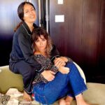 Salma Hayek Pinault Instagram - Morning of the #MetGala: Some work hard, and go through many steps to get red carpet ready... some people just wake up gorgeous 💁‍♀️ @penelopecruzoficial @camilaperez.mt @thebeautysandwich #beautyroutine #skincareroutine Morning of the Met Gala: Algunas de nosotras tenemos que pasar por largas rutinas de #belleza para estar presentables en la alfombra roja y sin embargo otras simplemente se despiertan divinas @penelopecruzoficial