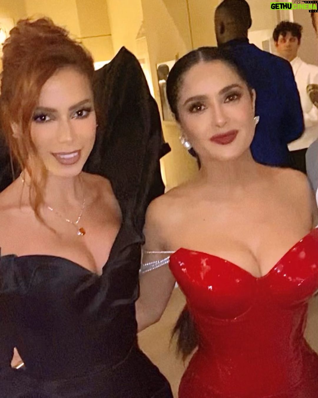 Salma Hayek Pinault Instagram - Real Divas admire, respect eachother and sometimes become good friends. I would’ve loved to have taken a picture with @jlo, she looked so beautiful 🤩 but unfortunately we didn’t run into each other. Next time I promise to find her. #vivabrazil #quevivaespaña #vivapuertorico #quevivamexico Las verdaderas Divas se admiran se respetan y algunas veces se vuelven buenas amigas Me hubiera encantado tomarme una foto con #jlo que por cierto se veía hermosa pero desafortunadamente nunca nos cruzamos. Prometo encontrarla la próxima vez