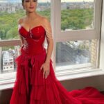 Salma Hayek Pinault Instagram - For you Karl ♥️ Para ti Karl ♥️ Outfit: @gucci Make up: @sofiatilbury Hair: @peter.savic Nails: @leonobi_galvez Styling: @rebeccacorbinmurray Massage: @camilaperez.mt Beauty treatment: @thebeautysandwich #metgala #metgala2023