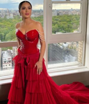 Salma Hayek Pinault Instagram - For you Karl ♥️
Para ti Karl ♥️

Outfit: @gucci
Make up: @sofiatilbury
Hair: @peter.savic
Nails: @leonobi_galvez
Styling: @rebeccacorbinmurray
Massage: @camilaperez.mt
Beauty treatment: @thebeautysandwich
#metgala #metgala2023