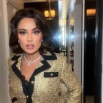 Salma Hayek Pinault Instagram - Inspiration Jackie O… Inspiración Jackie O… @gucci @debeersofficial Hair: @jennifer_yepez Makeup: @sofiatilbury @charlottetilbury #jackieo