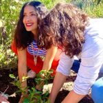 Salma Hayek Pinault Instagram - Honouring the Earth planting with my friend Rebecca Oppenheimer 🙏🏼 #EarthDay #Grateful 🌎 Sembrando con mi amiga Rebecca Oppenheimer en gratitud 🙏🏼 a la tierra 🌎