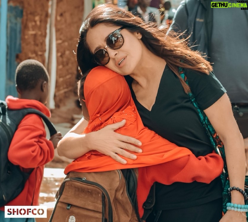 Salma Hayek Pinault Instagram - @shofco is by far one of the most effective movements I have ever seen in place to combat extreme poverty and gender inequity. Through collaborating with local leaders and the community, I was beyond impressed with what SHOFCO is doing to create a bright future for the residents of Kibera in Kenya through locally-led solutions. They are providing quality education for girls, clean water, economic empowerment and so much more. @kenodede it has been an absolute honour to witness the wonderful work you are doing. 🙏 To find out more about this inspiring organisation click the link in my bio. @shofco es uno de los movimientos más eficaces que he visto para combatir la pobreza extrema y la desigualdad de género. Quedé muy impresionada con lo que SHOFCO está haciendo para crear un futuro próspero para los residentes de Kibera en Kenia a través de soluciones lideradas localmente. Proporcionan educación de calidad a las niñas, agua potable, capacitación económica y mucho más. @kenodede ha sido un honor ser testigo del meravilloso trabajo que estas haciendo 🙏 Para obtener más información sobre esta inspiradora organización, haga clic en el enlace de mi biografía.