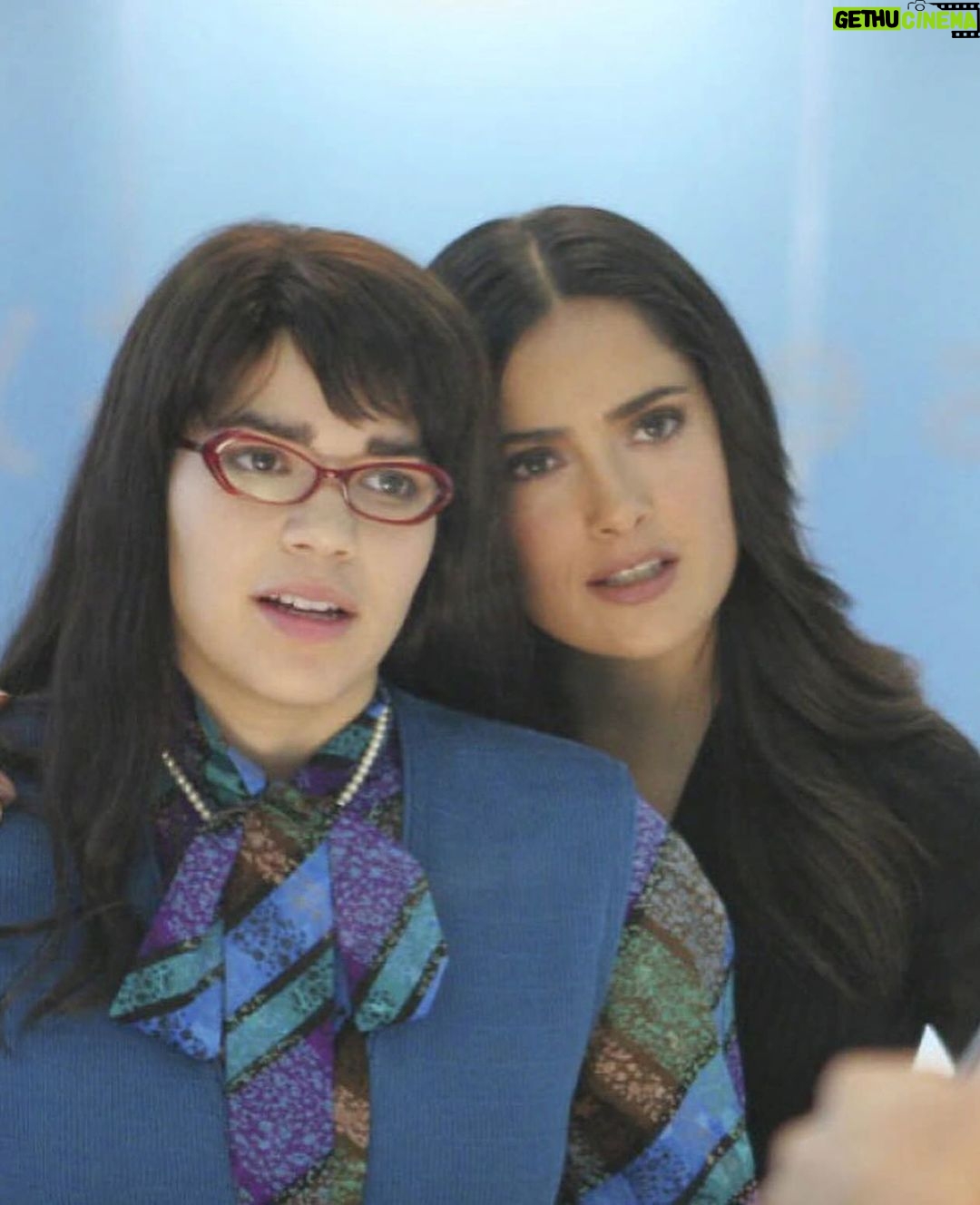 Salma Hayek Pinault Instagram - I am so excited that a new generation is discovering Ugly Betty. This series is very close to our hearts at Ventanarosa because we produced it 17 years ago. It was groundbreaking at its time and has remained relevant throughout all these years. America, I’m so proud of all your accomplishments; we couldn’t have done it without such a great cast. Estoy muy emocionada de qué una nueva generación esté descubriendo Ugly Betty. Esta serie es muy especial para Ventanarosa porque la produjimos hace 17 años; fue innovadora en su época y ha seguido siendo relevante a lo largo de todo este tiempo. America, estoy muy orgullosa de todos tus logros. No podríamos haberla hecho sin un elenco tan extraordinario! #UglyBetty #AmericaFerrera