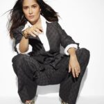 Salma Hayek Pinault Instagram - Out on newstands now @madamefigarofr⚡ thank you @rankinarchive & team for working your magic. Photographer : @rankinarchive Stylisme : @carolematray.mad Stylist assitant : @cylia.br Make up artist : @sofiatilbury Hair : @naokawakamihair for @thewallgroup Manicure: @katewilliams0n Casting :@marleen_jack