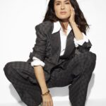 Salma Hayek Pinault Instagram - Out on newstands now @madamefigarofr⚡ thank you @rankinarchive & team for working your magic. Photographer : @rankinarchive Stylisme : @carolematray.mad Stylist assitant : @cylia.br Make up artist : @sofiatilbury Hair : @naokawakamihair for @thewallgroup Manicure: @katewilliams0n Casting :@marleen_jack