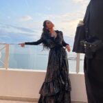 Salma Hayek Pinault Instagram - So much work goes into the Cannes Film Festival, from my friend @gregwilliamsphotography whos been photographing me since my first Cannes experience, or my girls from hair, make-up & nails @jennifer_yepez & @sofiatilbury @katewilliams0n who you could only appreciate their artistry if you had seen me when I woke up that day, or the @gucci team who brought me this stunning necklace that I chose just to learn that I wanted to save it for another occasion, to the 270 hours of hand sewing, 1,976,000 black sequins, and 2769 hours of hand embroidery that took to make my 15kg @balenciaga dress. El Festival de Cine de Cannes es mucho trabajo. Comenzando por amigo @gregwilliamsphotography, que me ha estado fotografiando desde mi primera experiencia en Cannes, o mis chicas de peluquería, clavos y maquillaje @jennifer_yepez y @sofiatilbury @katewilliams0n , cuyas habilidades artísticas solo podrían apreciarse si me hubieran visto cuando me desperté ese día, o el equipo de @gucci que me trajo el impresionante collar que escogi solo para enterarse de que quería guardarlo para otra ocasión, hasta las 270 horas de costura a mano, 1.976.000 lentejuelas negras y 2769 horas de bordado a mano que tomó hacer mi vestido @balenciaga de 15 kg.