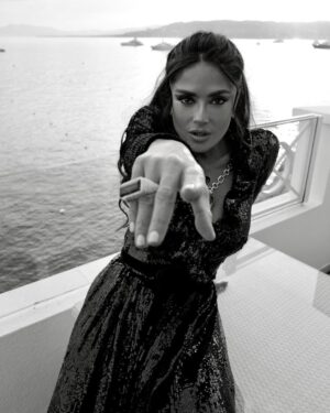Salma Hayek Pinault Instagram - So much work goes into the Cannes Film Festival, from my friend @gregwilliamsphotography whos been photographing me since my first Cannes experience, or my girls from hair, make-up & nails @jennifer_yepez & @sofiatilbury @katewilliams0n who you could only appreciate their artistry if you had seen me when I woke up that day, or the @gucci team who brought me this stunning necklace that I chose just to learn that I wanted to save it for another occasion, to the 270 hours of hand sewing, 1,976,000 black sequins, and 2769 hours of hand embroidery that took to make my 15kg @balenciaga dress. 

El Festival de Cine de Cannes es mucho trabajo. Comenzando por amigo @gregwilliamsphotography, que me ha estado fotografiando desde mi primera experiencia en Cannes, o mis chicas de peluquería, clavos y maquillaje @jennifer_yepez y @sofiatilbury @katewilliams0n , cuyas habilidades artísticas solo podrían apreciarse si me hubieran visto cuando me desperté ese día, o el equipo de @gucci que me trajo el impresionante collar que escogi solo para enterarse de que quería guardarlo para otra ocasión, hasta las 270 horas de costura a mano, 1.976.000 lentejuelas negras y 2769 horas de bordado a mano que tomó hacer mi vestido @balenciaga de 15 kg.