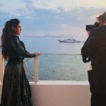 Salma Hayek Pinault Instagram - So much work goes into the Cannes Film Festival, from my friend @gregwilliamsphotography whos been photographing me since my first Cannes experience, or my girls from hair, make-up & nails @jennifer_yepez & @sofiatilbury @katewilliams0n who you could only appreciate their artistry if you had seen me when I woke up that day, or the @gucci team who brought me this stunning necklace that I chose just to learn that I wanted to save it for another occasion, to the 270 hours of hand sewing, 1,976,000 black sequins, and 2769 hours of hand embroidery that took to make my 15kg @balenciaga dress. El Festival de Cine de Cannes es mucho trabajo. Comenzando por amigo @gregwilliamsphotography, que me ha estado fotografiando desde mi primera experiencia en Cannes, o mis chicas de peluquería, clavos y maquillaje @jennifer_yepez y @sofiatilbury @katewilliams0n , cuyas habilidades artísticas solo podrían apreciarse si me hubieran visto cuando me desperté ese día, o el equipo de @gucci que me trajo el impresionante collar que escogi solo para enterarse de que quería guardarlo para otra ocasión, hasta las 270 horas de costura a mano, 1.976.000 lentejuelas negras y 2769 horas de bordado a mano que tomó hacer mi vestido @balenciaga de 15 kg.