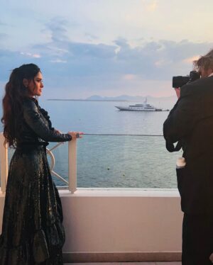 Salma Hayek Pinault Instagram - So much work goes into the Cannes Film Festival, from my friend @gregwilliamsphotography whos been photographing me since my first Cannes experience, or my girls from hair, make-up & nails @jennifer_yepez & @sofiatilbury @katewilliams0n who you could only appreciate their artistry if you had seen me when I woke up that day, or the @gucci team who brought me this stunning necklace that I chose just to learn that I wanted to save it for another occasion, to the 270 hours of hand sewing, 1,976,000 black sequins, and 2769 hours of hand embroidery that took to make my 15kg @balenciaga dress. 

El Festival de Cine de Cannes es mucho trabajo. Comenzando por amigo @gregwilliamsphotography, que me ha estado fotografiando desde mi primera experiencia en Cannes, o mis chicas de peluquería, clavos y maquillaje @jennifer_yepez y @sofiatilbury @katewilliams0n , cuyas habilidades artísticas solo podrían apreciarse si me hubieran visto cuando me desperté ese día, o el equipo de @gucci que me trajo el impresionante collar que escogi solo para enterarse de que quería guardarlo para otra ocasión, hasta las 270 horas de costura a mano, 1.976.000 lentejuelas negras y 2769 horas de bordado a mano que tomó hacer mi vestido @balenciaga de 15 kg.