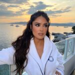Salma Hayek Pinault Instagram - Sunset in #Cannes 🌅 Puesta de sol en Cannes 🌅 Make-up: @sofiatilbury Hair: @jennifer_yepez
