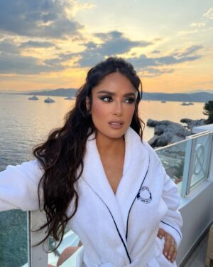 Salma Hayek Pinault Instagram - Sunset in #Cannes 🌅
Puesta de sol en Cannes 🌅

Make-up: @sofiatilbury 
Hair: @jennifer_yepez