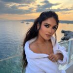Salma Hayek Pinault Instagram - Sunset in #Cannes 🌅 Puesta de sol en Cannes 🌅 Make-up: @sofiatilbury Hair: @jennifer_yepez