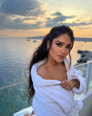 Salma Hayek Pinault Instagram - Sunset in #Cannes 🌅
Puesta de sol en Cannes 🌅

Make-up: @sofiatilbury 
Hair: @jennifer_yepez