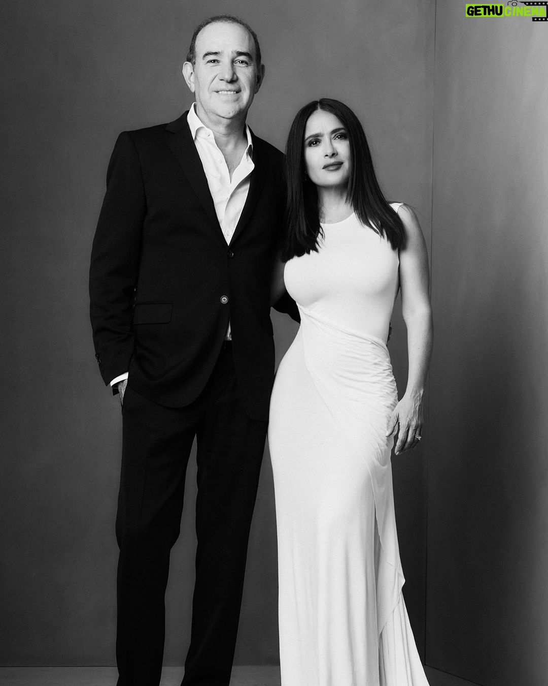Salma Hayek Pinault Instagram - If you’re wondering who the man is with his hand around my waist, it’s my business partner at Ventanarosa, Jose Tamez, alias Pepe. Our adventure started nearly 25 years ago, and after 8 movies and 4 television series, along with more than 200 nominations and prizes, including Emmys, Oscars and Golden Globes - we’re still going strong! If you get a chance, go watch our new project, 'El Sabor De La Navidad,' on @vix. Si se preguntan quien es el hombre con su mano en mi cintura, es mi socio en Ventanarosa, José Tamez, alias Pepe. Nuestra aventura empezó hace 25 años, y después de 8 películas y 4 series de televisión, junto con más de 200 nominaciones y premios, incluyendo Emmys, Oscars y Golden Globes - todavía estamos dándole duro! Si tienen oportunidad, vean nuestro nuevo proyecto, "El Sabor de la Navidad", en @vix.