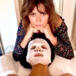 Salma Hayek Pinault Instagram - Morning of the #MetGala: Some work hard, and go through many steps to get red carpet ready... some people just wake up gorgeous 💁‍♀️ @penelopecruzoficial @camilaperez.mt @thebeautysandwich #beautyroutine #skincareroutine Morning of the Met Gala: Algunas de nosotras tenemos que pasar por largas rutinas de #belleza para estar presentables en la alfombra roja y sin embargo otras simplemente se despiertan divinas @penelopecruzoficial