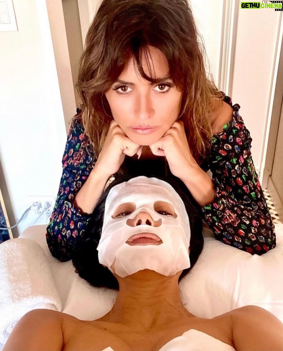Salma Hayek Pinault Instagram - Morning of the #MetGala: Some work hard, and go through many steps to get red carpet ready... some people just wake up gorgeous πββοΈ @penelopecruzoficial @camilaperez.mt @thebeautysandwich #beautyroutine #skincareroutine Morning of the Met Gala: Algunas de nosotras tenemos que pasar por largas rutinas de #belleza para estar presentables en la alfombra roja y sin embargo otras simplemente se despiertan divinas @penelopecruzoficial