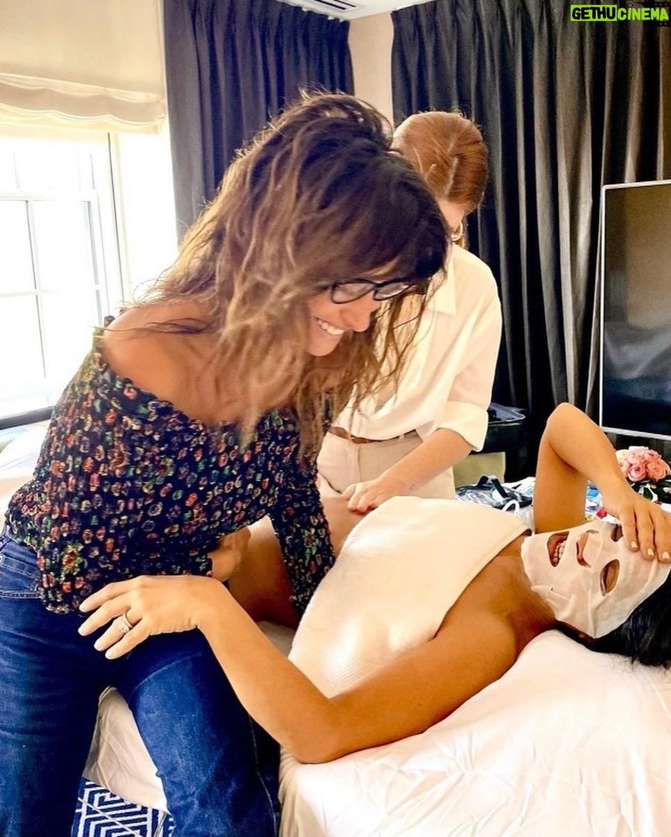 Salma Hayek Pinault Instagram - Morning of the #MetGala: Some work hard, and go through many steps to get red carpet ready... some people just wake up gorgeous πββοΈ @penelopecruzoficial @camilaperez.mt @thebeautysandwich #beautyroutine #skincareroutine Morning of the Met Gala: Algunas de nosotras tenemos que pasar por largas rutinas de #belleza para estar presentables en la alfombra roja y sin embargo otras simplemente se despiertan divinas @penelopecruzoficial